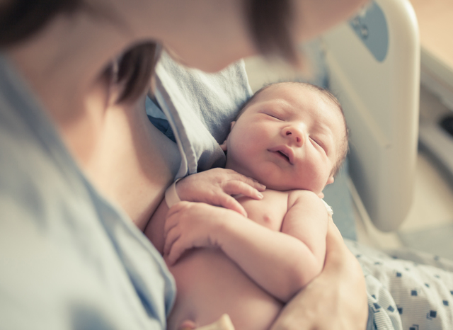 Hình ảnh sinh con, cụ thể là những bé trai thường gắn với vận may, phúc khí cũng như sự sung túc