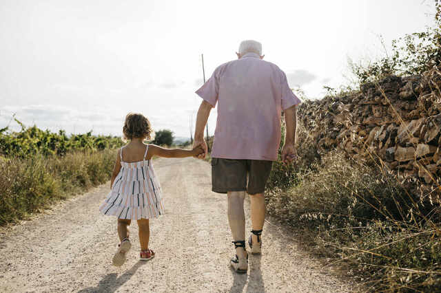 Hình ảnh ông ngoại đã mất xuất hiện trong giấc mơ là một điềm báo bình an Hình ảnh ông ngoại đã mất xuất hiện trong giấc mơ là một điềm báo bình an