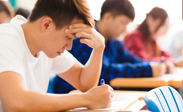 Mơ thấy đi thi chép bài mang điềm báo gì?